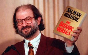 Salman Rushdie y la edición en inglés del libro 'Los versos satánicos' que fue un antes y un después en su vida.