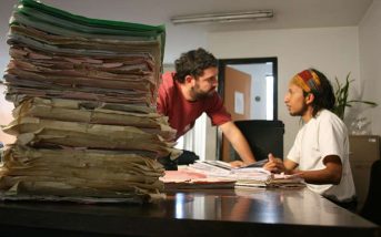 El filme investiga el asesinato del estudiante Paúl Guañuna (16 años) cometido por oficiales de la Policía Nacional en Quito en 2007. David Lasso (sentado) trabajó durante 15 años y es su primer largometraje.