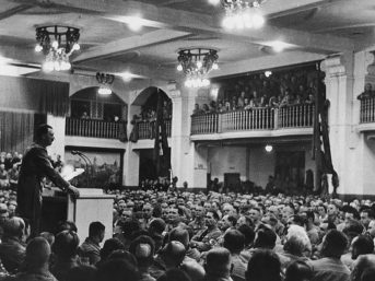 Hitler. Cervecería Bürgerbräukeller, 8 de noviembre de 1923.