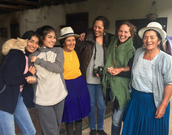 Yacu Sacha: músico y defensor del agua. 4 Desde la izq. Nusta y Asiry, hijas de Yacu, su mamá Rosa Inés, Clara, Manuela y Angélica en Tarqui.