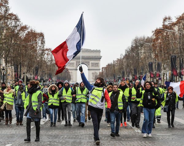 Arde Francia 1 Pol-int--1
