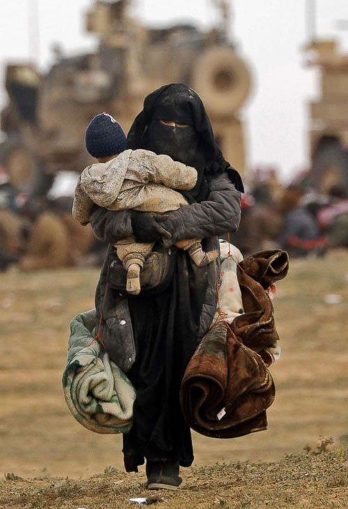 ¿Cuántos quedan? ¿Dónde están? 4 Mujeres con sus hijos llegan al campo de desplazados huyendo de los combates en Baguz, último bastión del Estado Islámico en Siria.
