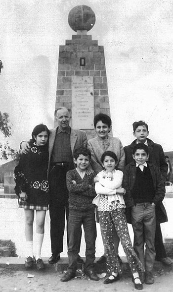Pablo Celi o los misterios del intelectual. 2 Con sus padres, Leoncio Celi, Edith de la Torre, y sus hermanos en la Mitad del Mundo, en un paseo familiar, 1968.