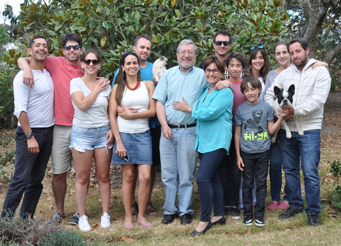 Alfonso Ortiz conservación (y destrucción) de Quito 2 La familia en pleno: Alfonso y María Fernanda al centro con sus hijos, hijos políticos y nietos. De izquierda a derecha: Sebastián, Francisco, Belén, Ana, Carlos Andrés, Juan Pablo, Juan Manuel, Matías, Ana María, Renata y Sebastián.