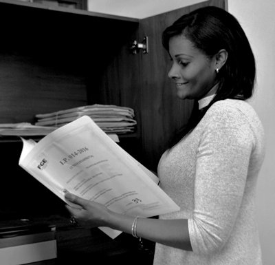 Diana Salazar. La mujer que fiscaliza al poder. 6 Revisando unos archivos en su oficina de la Fiscalía, en Quito.