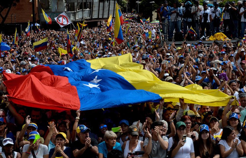 Para caerse, a Nicolás Maduro sólo le falta la leve brisa de… el aleteo de una mariposa 1 Pol-int--1