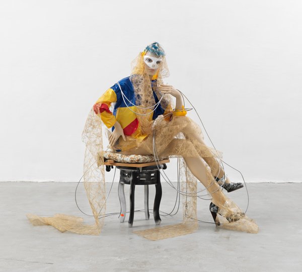 Como la vida… Life Like. 2 Actores, maniquí, ropa y papel. Isa Genzken, 2013.