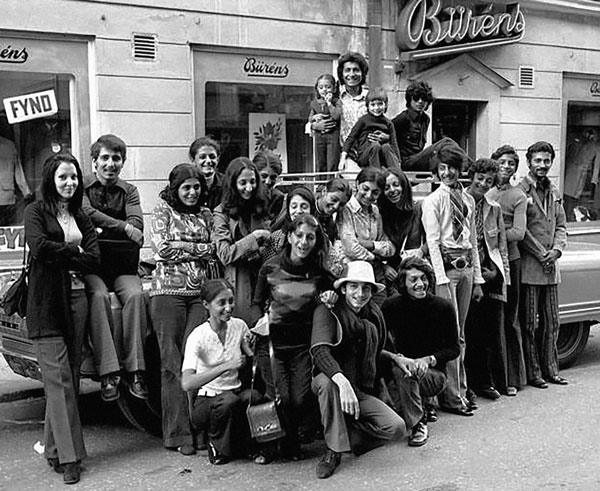 “Elegidos para la gloria” 2 Osama bin Laden (segundo desde la derecha) junto a su familia en Suecia a principios de los setenta. Sus hijos llevan vidas muy distintas. Si bien algunos siguieron los pasos de su padre como yihadistas de Al Qaeda y otros optaron por más tranquilidad, todos han debido lidiar con el peso de su apellido.