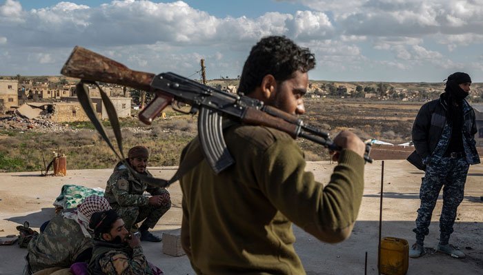 La puñalada por la espalda 4 Combatientes de las Fuerzas Democráticas Sirias respaldadas por los Estados Uni¬dos cerca de la aldea de Baghuz, la última ciudad en Siria en poder del grupo Estado Islámico, febrero de 2019.