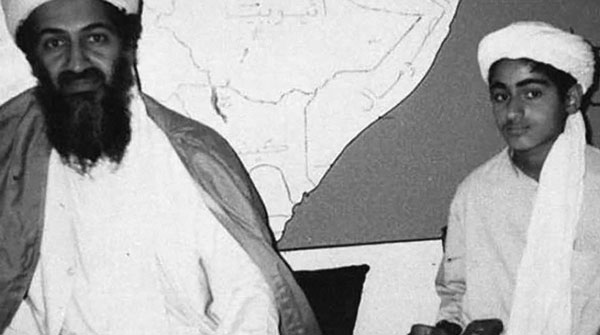 “Elegidos para la gloria” 3 Osama bin Laden y su hijo Hamza. Desde la muerte de Osama, Hamza estuvo en el radar de la inteligencia de Estados Unidos.