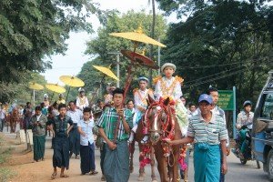 Myanmar: el país del conflicto y el encanto 2 14-bagan-procesion