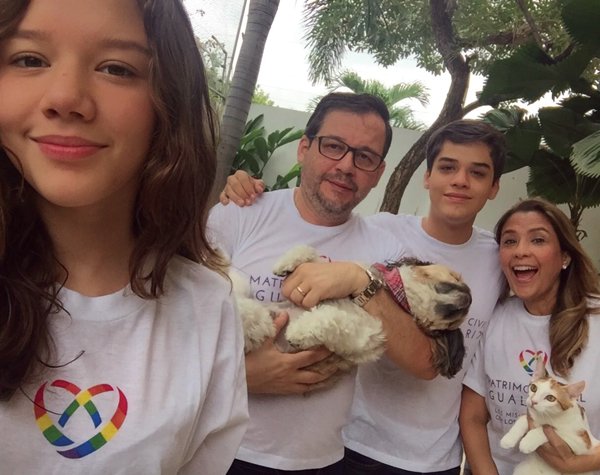 Silvia Buendía. Defensora de minorías sexuales 3 Silvia con su esposo y sus hijos Adriana Elena y Carlos Xavier.