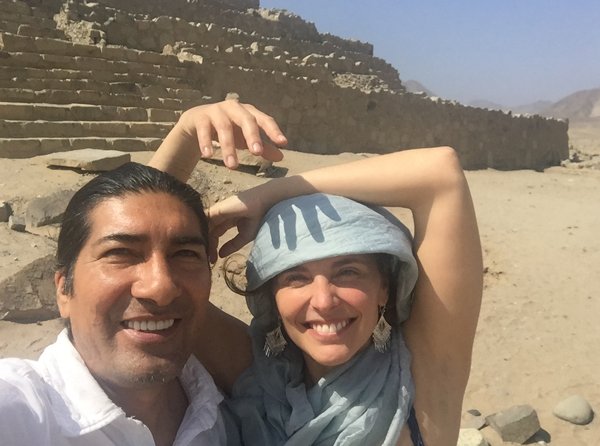 Yacu Sacha: músico y defensor del agua. 5 Con Manuela en la ciudad sagrada de Caral, donde nacieron los quipus.