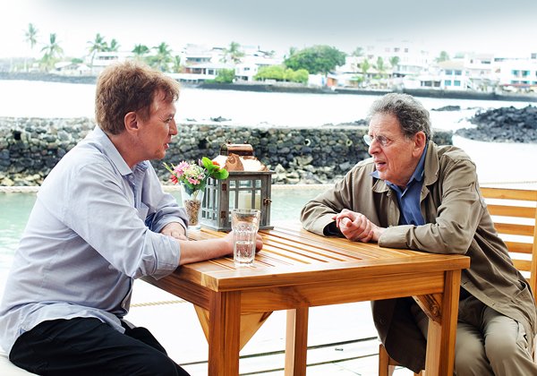 Dante Anzolini. Más allá del poder de la batuta 2 Dante Anzolini con Philip Glass en las islas Galápagos.