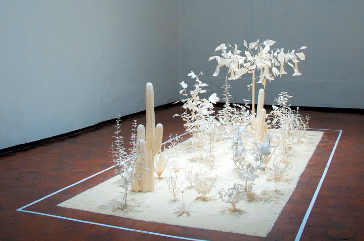 Juana Córdova: el poder de lo sencillo. 4 Botica, papel y alambre, dimensiones variables, 2007.