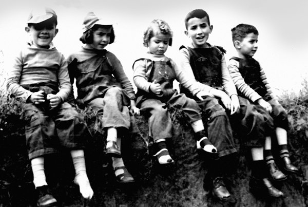 Alfonso Ortiz conservación (y destrucción) de Quito 3 Los hermanos Ortiz Crespo fotografiados por su padre, Luis Alfonso Ortiz Bilbao, hacia 1952. De izquierda a derecha: Gonzalo, Ximena, Carmen, Fernando y Alfonso.