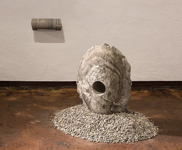 Juana Córdova: el poder de lo sencillo. 3 Fósil, almeja petrificada, 60 x 40 x 20 cm, 2016. Foto de Juan Pablo Merchán.