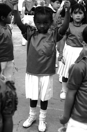 Diana Salazar. La mujer que fiscaliza al poder. 3 Desfilando con la escuela Oviedo por las calles de Ibarra hacia 1990.