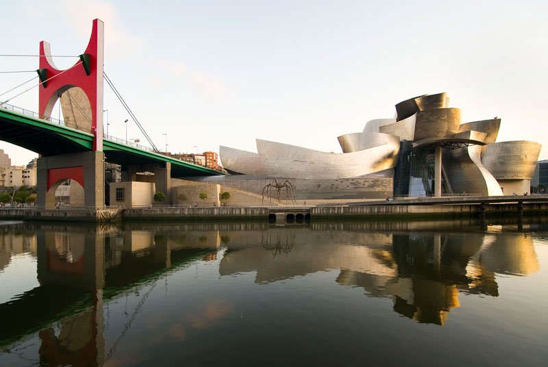 El Guggenheim Bilbao, un ícono cultural. 1 ARCOS ROJOS, 2007, intervención de Daniel Buren en el puente de La Salve que conduce al Museo Guggenheim, diseñado por Frank O. Gehry.
