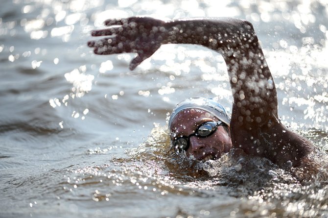 Un hombre que piensa mientras nada. 2 El primer pensamiento que te pasa por la cabeza después de tocar la meta es: no vuelvo nunca más. El río, a veces, es cruel.