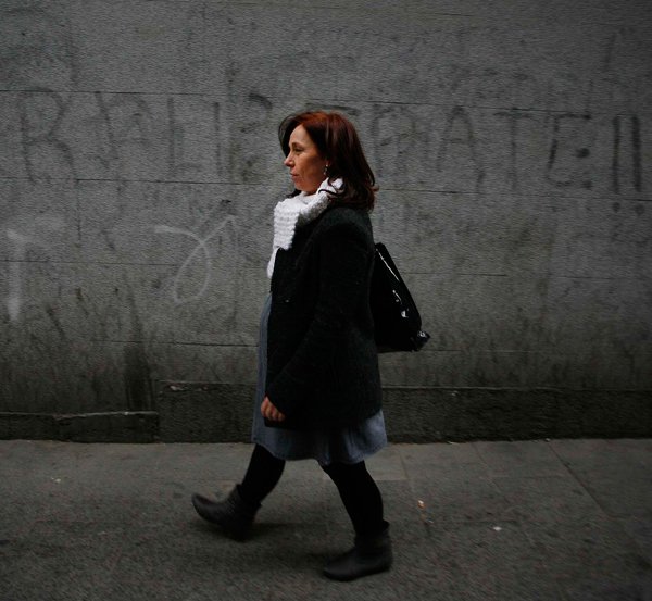 Mamá y “el chico” que la ayudó 2 “Las madres solas sufrimos sobrecarga de trabajo, soledad y nuestro riesgo de exclusión social es alto”.