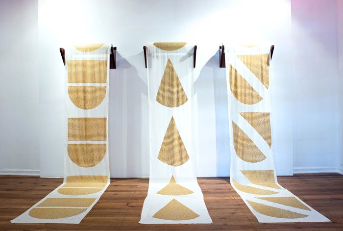 María José Argenzio, contra el oro y el linaje. 6 Genealogías, screenpront sobre tela de georgette y soporte de madera de guayacán 2015.