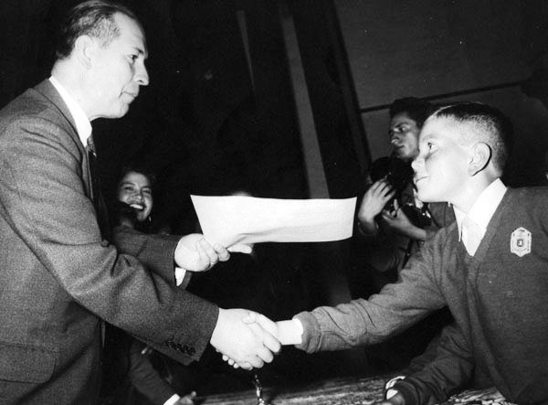 John Silvers y el arte de la cirugía. 2 El alcalde Carlos Andrade Marín le entrega el diploma de sexto grado en 1959.