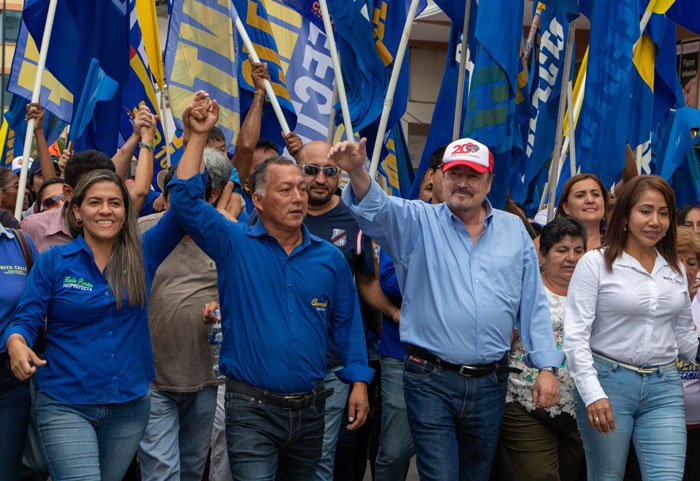 Gustavo Larrea, político desde la cuna. 3 En la reciente campaña, desfila en Machala con Clemente Bravo, el actual prefecto de El Oro.