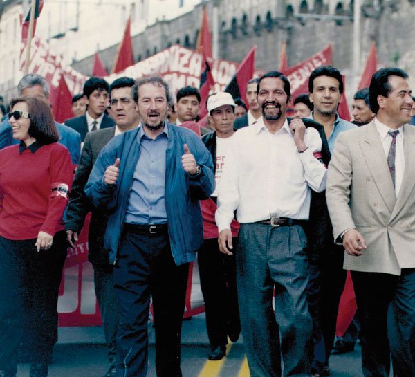 Gustavo Larrea, político desde la cuna. 2 Marcha del APRE en Quito, en 1992. Detrás de Gustavo Larrea, aparece César Carmigniani y a la derecha, Lenín Moreno.