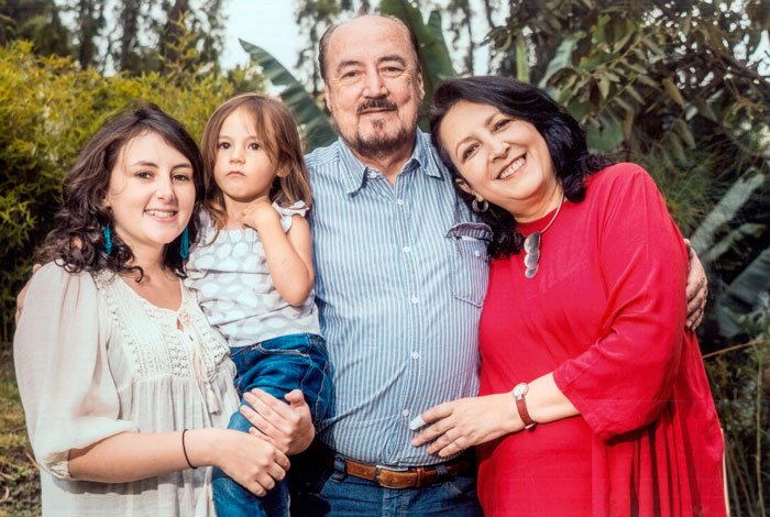 Gustavo Larrea, político desde la cuna. 4 Con su esposa Lourdes Endara, su hija Camila y su nieta Luciana