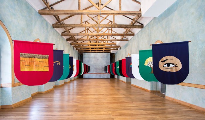 María José Argenzio, contra el oro y el linaje. 5 De la serie Banderines, tela bordada a mano con hilo de rayón y madera de guayacán.