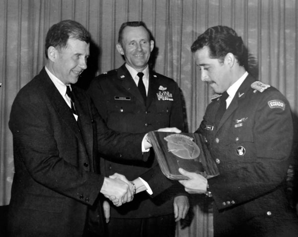 Oswaldo Domínguez y su vuelo por la vida. 3 Con el general William Schoning de USAF, y el señor de Murias de Braniff International Airways.