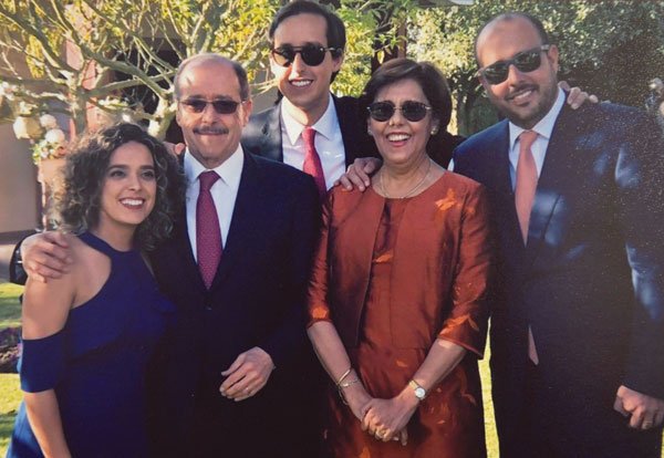 Oswaldo Domínguez y su vuelo por la vida. 4 Con su esposa Ana y sus hijos Carolina, Nicolás y Andrés.