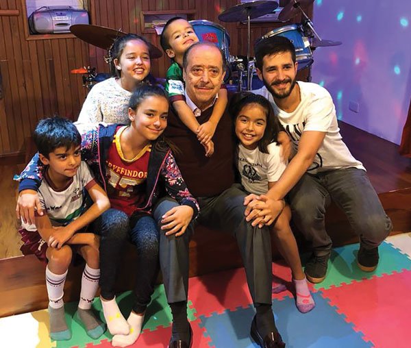 Oswaldo Domínguez y su vuelo por la vida. 5 Con sus nietos, Tomás, Isabella, Rafaela, Ignacio, Romina y Andrés, 2019.