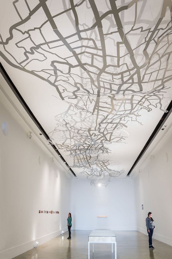 Dudas y certezas de Manuela Ribadeneira. 2 Ciudad colapsable, instalación con alubond, 2019.