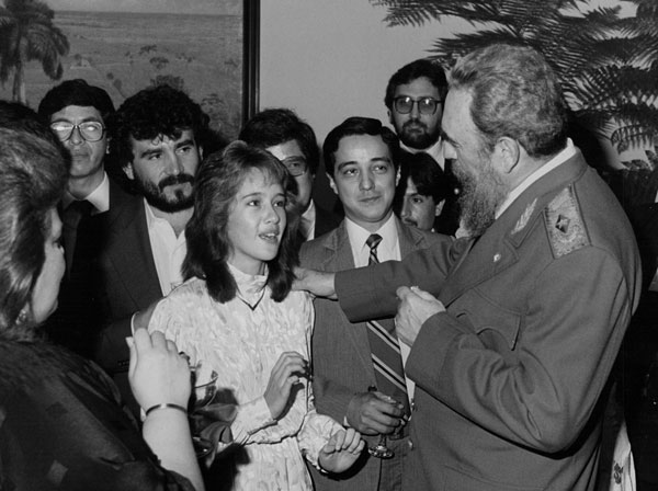 Luz Elena: periodismo + política + turismo. 5 En cobertura periodística en Cuba, con Fidel Castro y el personal del ex Instituto Nacional de la Niñez y la Familia (Innfa), 1987.