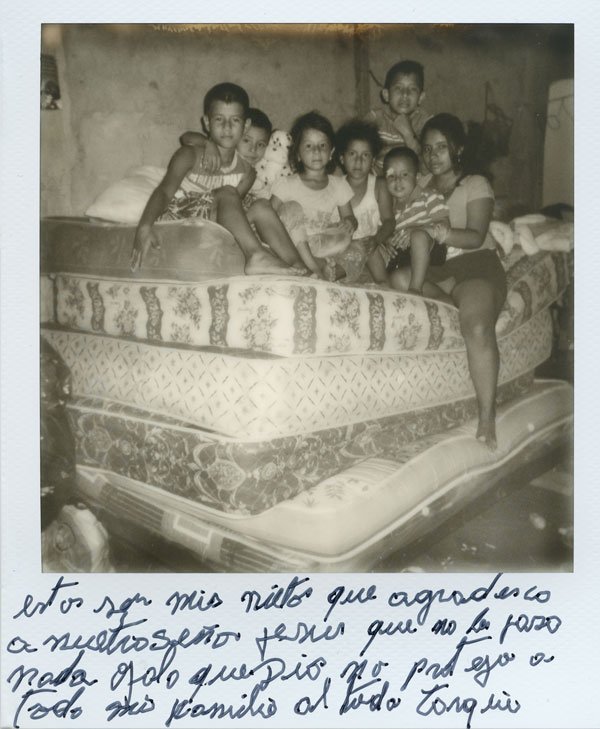 Misha Vallejo. La curiosidad ante todo. 5 Polaroid de la serie y libro Siete punto ocho de Misha Vallejo & Isadora Romero. Manta, abril de 2016.