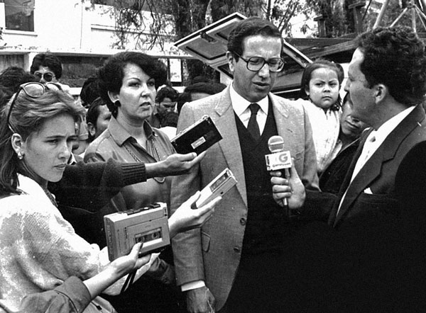 Luz Elena: periodismo + política + turismo. 4 Entrevistando al presidente Osvaldo Hurtado, cuando era reportera de Ecuavisa, Quito, 1982.