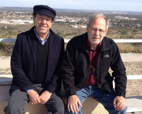 Osvaldo Hurtado, el último patriarca. 4 Con Nick Mills, autor del enjundioso libro de entrevistas Osvaldo Hurtado visto por sus contemporáneos. Nuevo México, 2000.