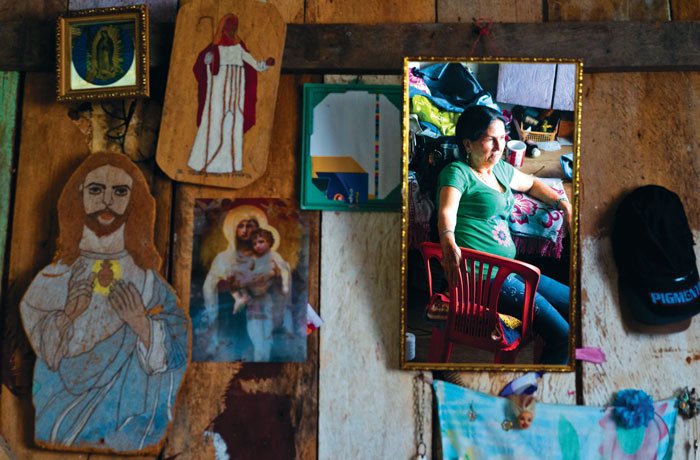 Misha Vallejo. La curiosidad ante todo. 1 Doña Carmen Teresa, la Paisita, descansa en la sala de su casa ubicada en Puerto Nuevo, Sucumbíos, poblado ubicado a orillas del río San Miguel en la frontera con Colombia. Colombianos desplazados por la violencia armada en el sur de su país se asentaron en esta región desde 2001.