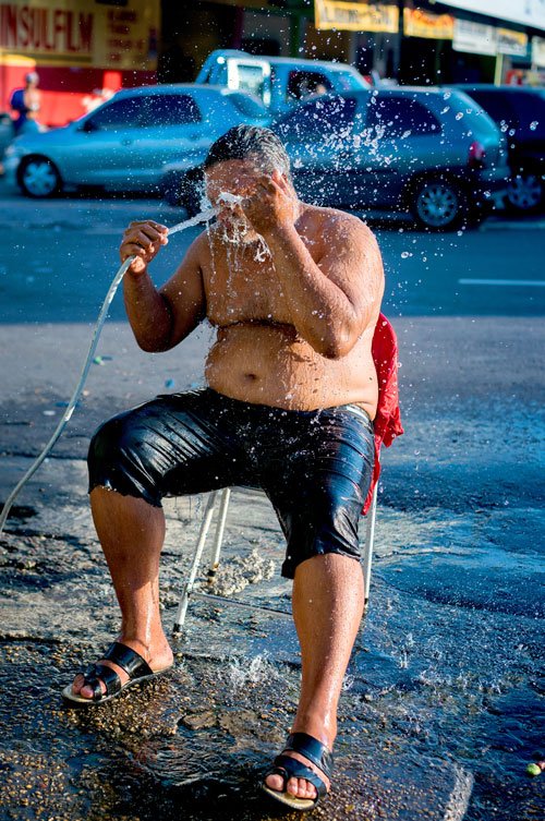Misha Vallejo. La curiosidad ante todo. 3 Fotografía de la serie Manta-Manaus, 2015. Un hombre intenta apaciguar el calor de 40 grados de la ciudad de Manaus, Brasil.