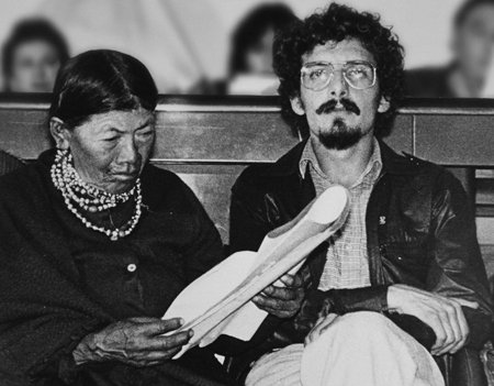 Pablo Celi o los misterios del intelectual. 4 Como dirigente del FADI en 1980, acompañado de la líder indígena Tránsito Amaguaña.