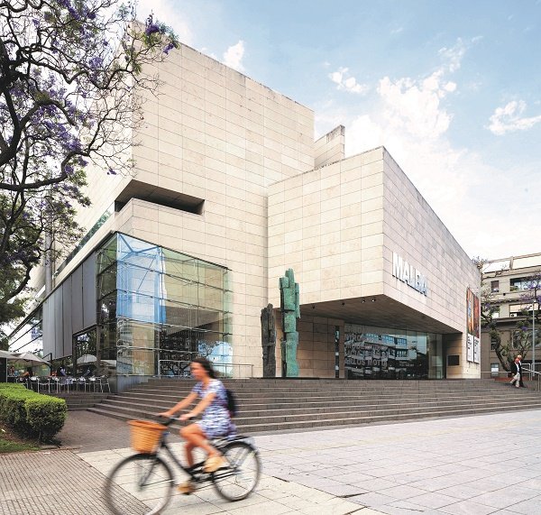 La gran muestra del Malba. 4 Escultura de Alicia Penalba en la entrada del Museo de Arte Latinoamericano de Buenos Aires.