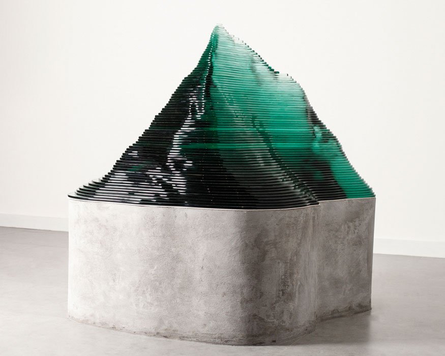 María José Argenzio, contra el oro y el linaje. 4 Pensamiento paisajero, una serie de planchas de vidrio superpuestas e instaladas sobre una base de concreto, 2019.