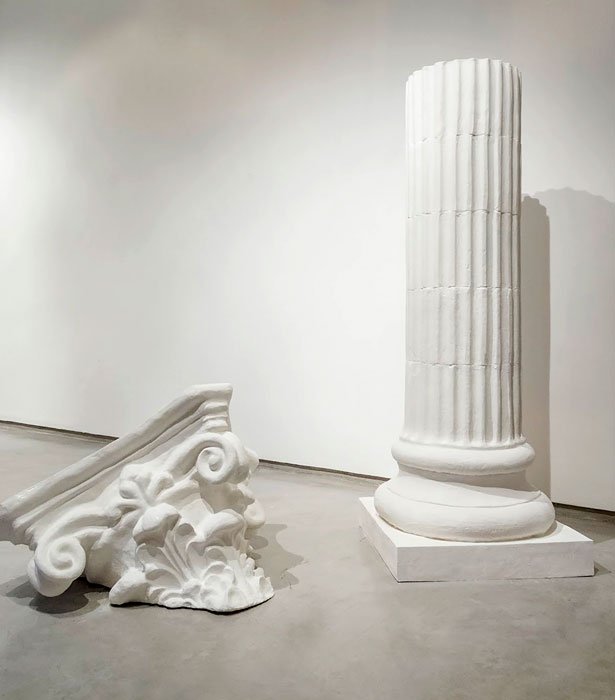 María José Argenzio, contra el oro y el linaje. 3 La educación de los hijos de Clovis (detalle), columnas corintias cubiertas de fondant pastelero, 2012.