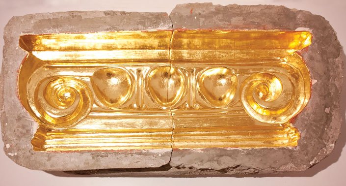 María José Argenzio, contra el oro y el linaje. 7 La más castellana de América, moldes de cemento parcialmente cubiertos en pan de oro, 2015.