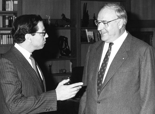 Osvaldo Hurtado, el último patriarca. 6 Con el canciller Helmut Kohl, de la Democracia Cristiana alemana, con la que Hurtado siempre mantuvo buenas relaciones. Bonn, 1986.