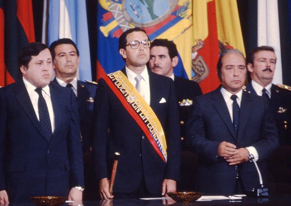 Osvaldo Hurtado, el último patriarca. 3 Desde la izq.: León Roldós, vicepresidente; el presidente Hurtado y Raúl Baca Carbo, presidente de la Cámara Nacional de Representantes. Quito,1981.