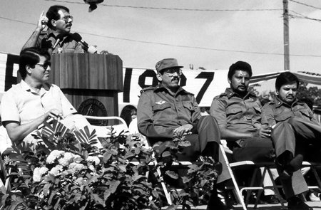 Sergio Ramírez. El notario de una revolución traicionada. 5 Ramírez escucha un discurso de Daniel Ortega en los años ochenta. Lo acompañan Humberto Ortega, Bayardo Arce y Henry Ruiz.