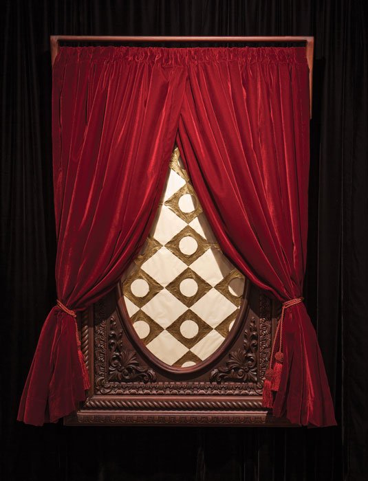 María José Argenzio, contra el oro y el linaje. 1 Con nombre y apellidos, madera talla, papel japonés con aplicaciones de orete y cortinas de terciopelo, 2017.